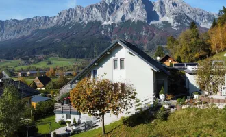 Großes Wohnhaus mit Einliegerwohnung, Wintergarten u. Terrasse! Herrlicher Grimmingblick!