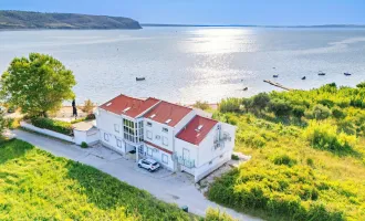 Idyllisch gelegenes Apartmenthaus als Investitionsobjekt direkt am Meer, Region Zadar