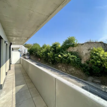 Neubau Erstbezug Gemütliche Drei Zimmer Wohnung mit Balkon und Terrasse - Bild 2