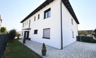 Moderne Neubauwohnung mit Balkon und Carport