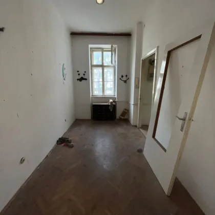 Sanierungsbedürftige 2-Zimmer-Altbauwohnung mit einer Möglichkeit auf Loggia- und Balkonzubau !! - Bild 2