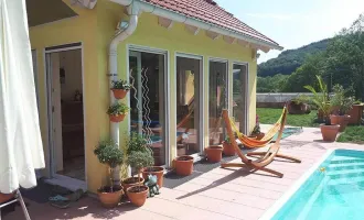 Freier unverbaubarer Blick mit schönem Haus + Pool  und großer Garage !!!!