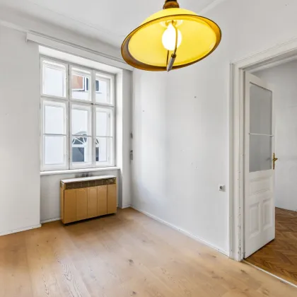 Sanierungsbedürftig mit neuem 10m² Balkon | An der neuen U5 | 10 Min in den 1 Bezirk & Mariahilferstr | 4 Min zur U4 Pilgramgasse - Bild 3