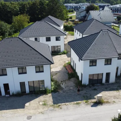 Traumhaftes Wohnen in Ebenfurth! Erstbezug Doppelhaushälfte mit Garten, Terrasse und 2 Stellplätzen! - Bild 3