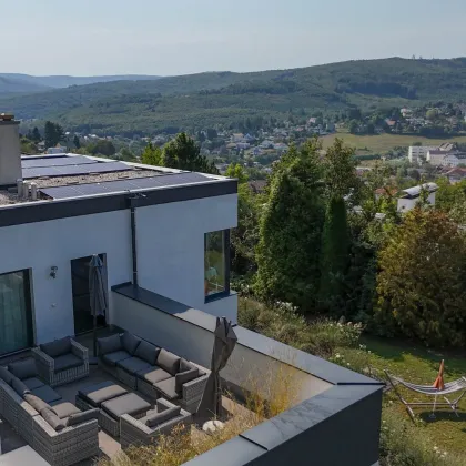 **Luxusvilla mit Indoor-Pool und großer Dachterrasse** - Exklusives Wohnen mit Panoramablick - Bild 2