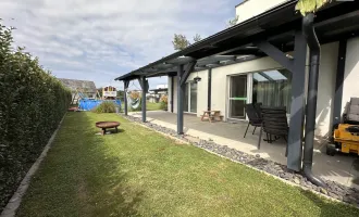 4-Zi-Familienparadies mit großem Garten, neuwertig mit viel Privatsphäre! Moderne Ausstattung, sehr große sonnige, überdachte Terrasse, 2 Carportplätze