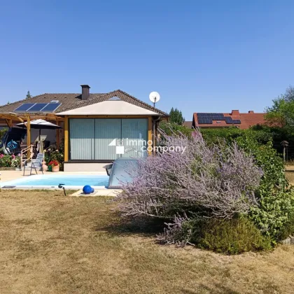 ANLAGEOBJEKT- PLANEN SIE IHRE ZUKUNFT! Großzügiger Bungalow mit Pool, Teich,Terrasse & 2 Garagen - Bild 2