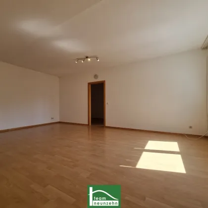 Tolle Lage in der Fußgängerzone von Hollabrunn - Freundliche 2 Zimmer Wohnung mit viel Platz - Offene Wohnküche, Abstellraum, uvm. - Bild 2