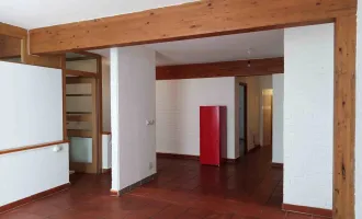 Außergewöhnliche Altbau-Wohnung mit privaten Hauseingang