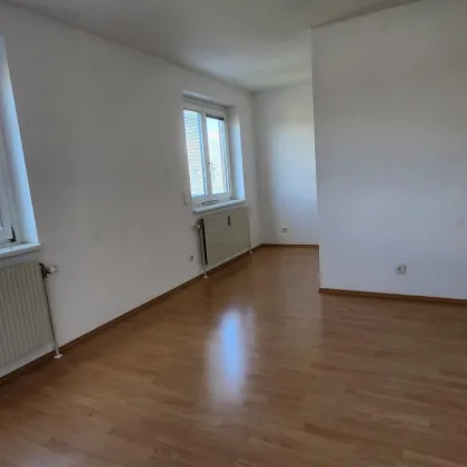 Zweigeschoßige, großzügige 3 Zimmerwohnung - Bild 2