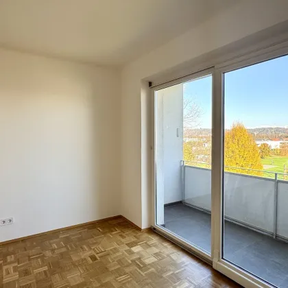 ERSTBEZUG NACH MODERNISIERUNG: Geräumige 2-Zimmer-Wohnung mit Extraküche, sonniger Loggia und Parkplatz - Bild 2