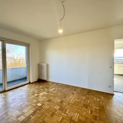 ERSTBEZUG NACH MODERNISIERUNG: Geräumige 2-Zimmer-Wohnung mit Extraküche, sonniger Loggia und Parkplatz - Bild 3