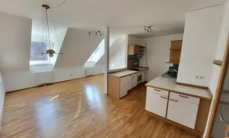 Zentrum - Balkon- Traum Ausblick - großzügige 2-Zimmer-Wohnung - 78m² - Lift