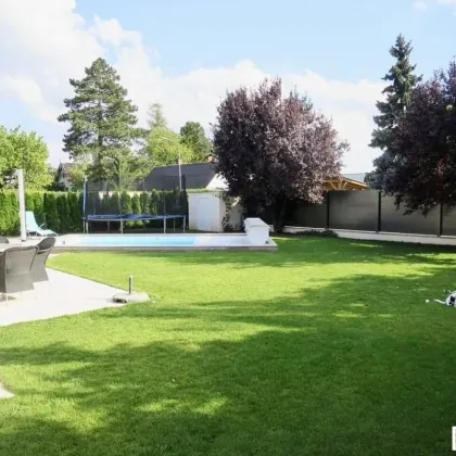 Südliche Stadtgrenze Wiens! Südseitige Villa im französischen Landhausstil mit Pool, Dachterrasse, Garten und Doppelgarage - Bild 3