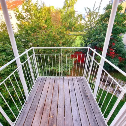 Neuer Preis! Absolute Ruhelage und viel Grün! Frisch sanierte Kleinwohnung mit hofseitigem Balkon! Blick ins Grüne + Tolle Infrastruktur + Garagenplatz im Haus! Jetzt zugreifen! - Bild 2