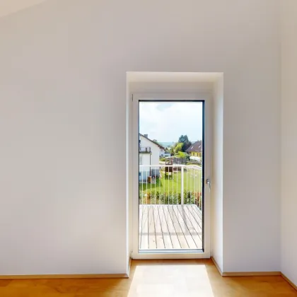 Stylischer 3-Zimmer ERSTBEZUG! 67,5 m² Wohnfläche und 20,5 m² Balkon im Herzen der THERMENREGION. Einziehen und wohlfühlen! - Bild 3