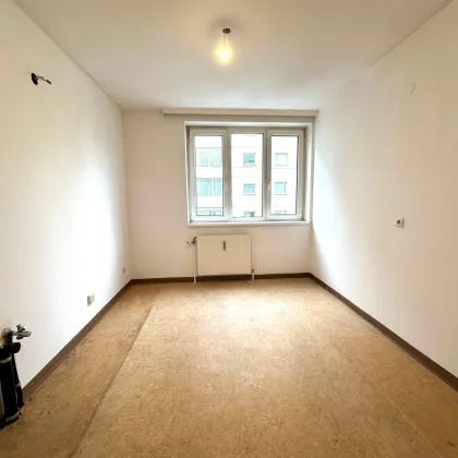 Neuer Parkettboden! Extra Raum mit Fenster für Küche (ohne Möblierung und Geräte) | U6 Dresdner Straße - Bild 2