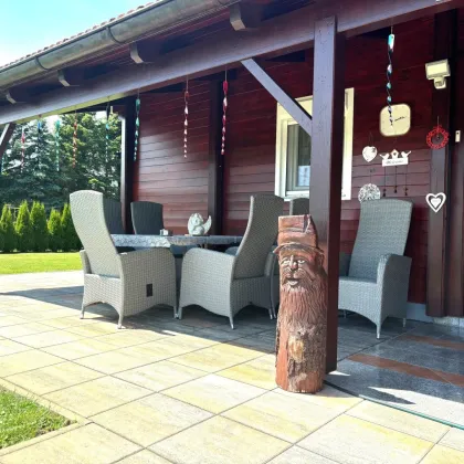 Massiv gebautes Holzhaus, Garage, D-Carport, überdachte Terrasse und Garten zu vermieten - Bild 2