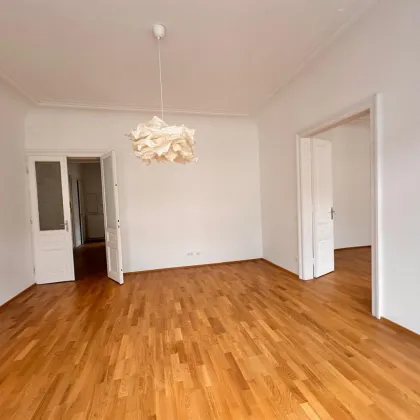 Prachtvolle Stilaltbauwohnung  mit kleinem Balkon - Mitten im 9. Bezirk gelegen ! - Bild 3