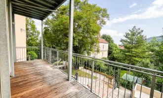 Altbaubauwohnung mit Balkon! Großzügig und lichtdurchflutet!