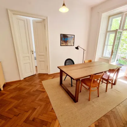 Neuer Preis! Rarität - Klassische Altbauwohnung mit hofseitigem Balkon in Bestlage! Absolute Ruhelage + Flügeltüren + Traumhaftes Altbauhaus + Perfekte Infrastruktur und Anbindung! Jetzt zugreifen! - Bild 3