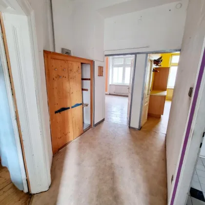 Tolle Familienwohnung/WG - Selbst Gestalten! Sanierungsbedürftige Altbauwohnung! U-Bahn ums Eck + Traumhaft renoviertes Altbauhaus + Optimalste Infrastruktur und Anbindung! - Bild 3