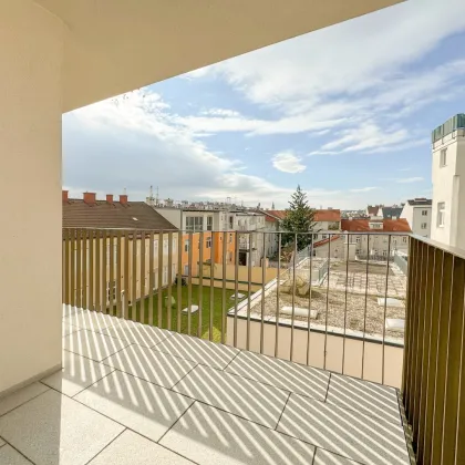 ERSTBEZUG 3-ZIMMERWOHNUNG NACH RENOVIERUNG MIT GROßZÜGIGEM SONNENBALKON - Bild 2