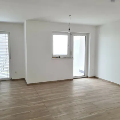 Helle Mietwohnung im 1.OG in absoluter Ruhelage mit Freisicht samt Ostbalkon, Loggia, Carport mit Abstellraum und Parkplatz. - Bild 2