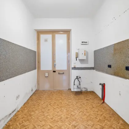 Renovierungsbedürftige, helle Altbauwohnung in teilsaniertem Haus - ruhige, zentrale Lage - Bild 3