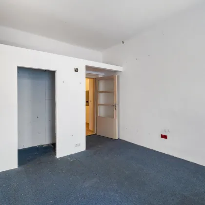 Renovierungsbedürftige, helle Altbauwohnung in teilsaniertem Haus - ruhige, zentrale Lage - Bild 2