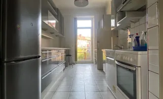 *ZENTRUMSLAGE* Sehr helle Altbauwohnung mit 4 Zimmern und Balkon