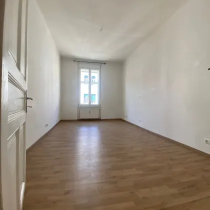 *ZENTRUMSLAGE* Sehr helle Altbauwohnung mit 4 Zimmern und Balkon - Bild 3