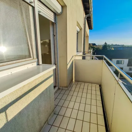 Sonnige Wohnung im Süden von Enns. - Balkon mit Blick ins Grüne, Keller & Parkplatz. - Bild 2