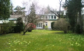 Charmantes, großzügiges Einfamilienhaus mit Potenzial im Dornröschenschlaf und großem Naturgarten in begehrter Lage (!)