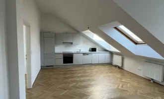 UNBEFRISTET - Lichtdurchflutete, ruhige und großzügige 4-Zimmer Dachgeschosswohnung mit 3 Terrassen, Abstellraum und Kellerabteil