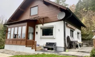 Idyllisches gelegenes Einfamilienhaus mit großer Grünfläche und herrlichem Fernblick: Wohnebene + Dachboden, Kellerhaus, Garage, Erd-Weinkeller, Schrägaufzug, am Ortsrand Kirchstetten, Nähe A1 + Westbahn, ca. 50 min. nach Wien!