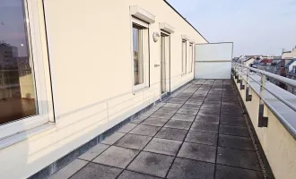 UNBEFRISTET, TERRASSENHIT, klimatisiertes 94 m2 Dachgeschoß mit 57 m2 Terrasse, Wohnküche, 2 Zimmer, Wannenbad, Parketten