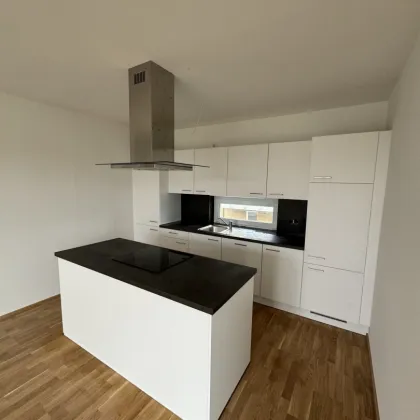 ERSTBEZUG mit herrlicher Kücheninsel, 3 Zimmern und mit herrlichem Balkon plus 2 Tiefgaragenparkplätzen - Bild 2