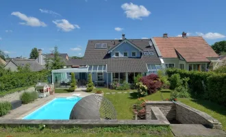 Traumhaftes Wohnen im Grünen: Bungalow mit 5 Zimmern, Loggia, Terrassen und Garage