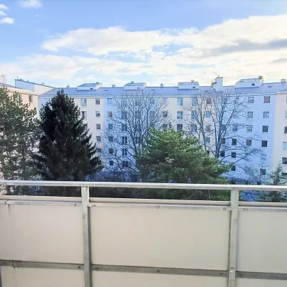 Großzügige 4-Zimmer Wohnung mit Balkon in zentraler Lage - super thermisch saniert! - Bild 2