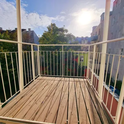 Nochmals reduziert! Blick ins Grüne + Absolute Hofruhelage! Frisch sanierte Kleinwohnung mit hofseitigem Balkon! Tolle Infrastruktur + Garagenplatz im Haus! Jetzt zugreifen! - Bild 3